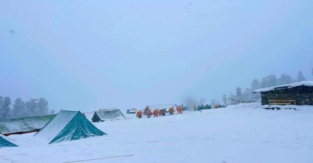 Kedarkantha winter trek snow covered trail in Uttarakhand Himalayas