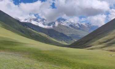 Himalayan peaks visible from Gidara Bugyal summit in Uttarakhand trek