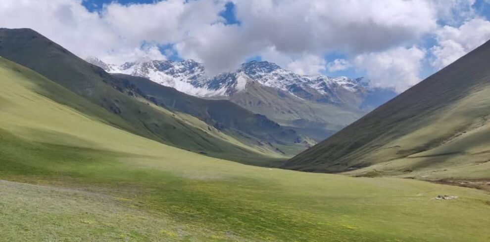 Himalayan peaks visible from Gidara Bugyal summit in Uttarakhand trek