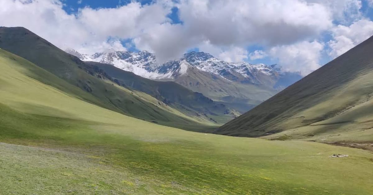 Himalayan peaks visible from Gidara Bugyal summit in Uttarakhand trek