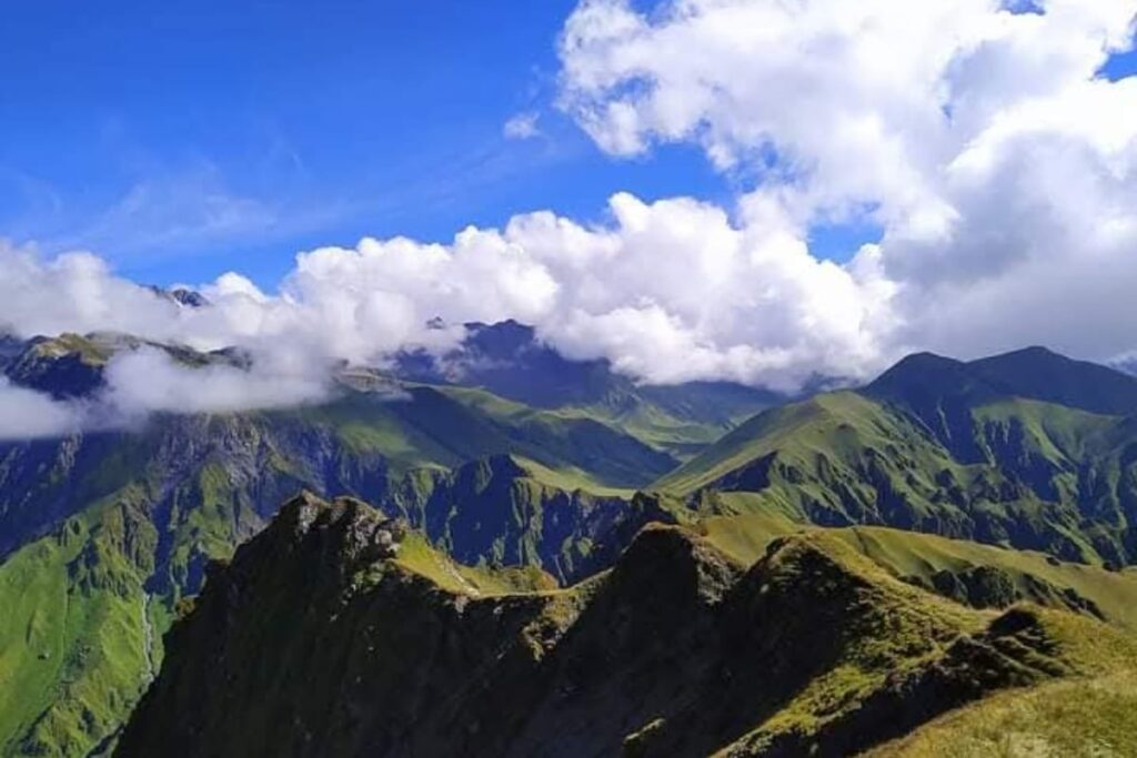Gidara Bugyal trek lush green alpine meadows in Uttarakhand with panoramic Himalayan mountain views