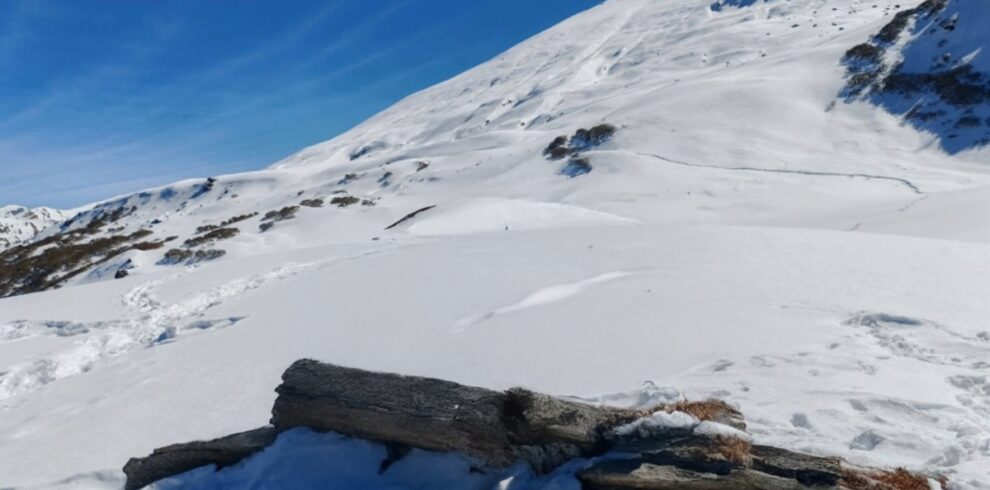Gulabi Kantha Trek summit view in Garhwal Uttarakhand with panoramic Himalayan peaks