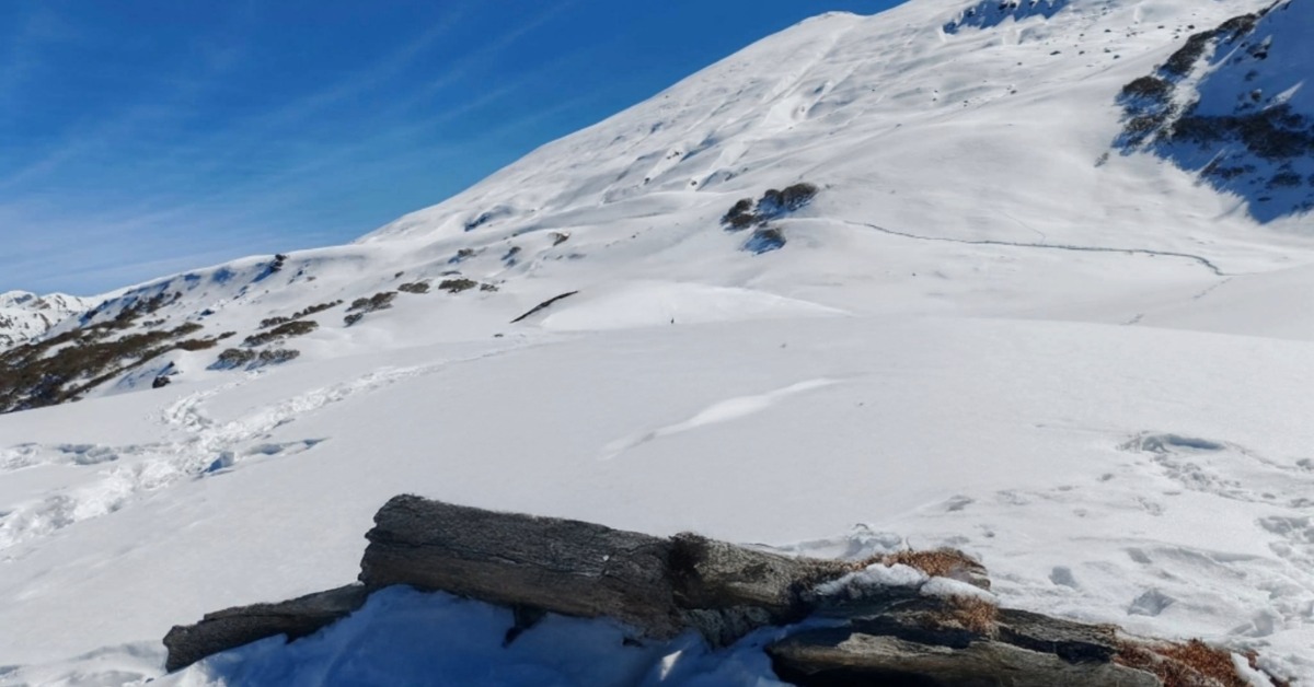 Gulabi Kantha Trek summit view in Garhwal Uttarakhand with panoramic Himalayan peaks