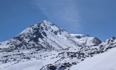 Panoramic Himalayan summit view during Pangarchulla Trek with snow-covered peaks in Uttarakhand