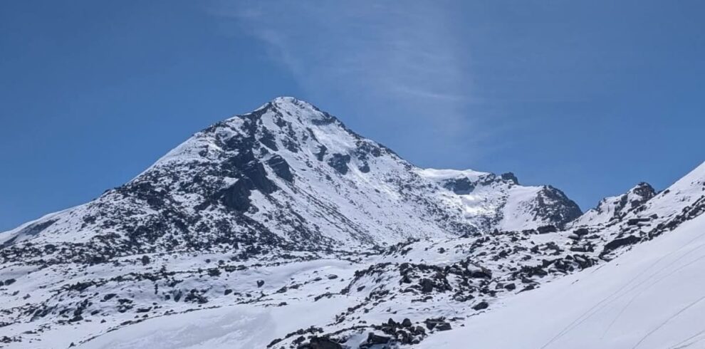 Panoramic Himalayan summit view during Pangarchulla Trek with snow-covered peaks in Uttarakhand