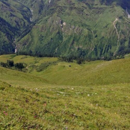 Vishkhopri Trek meadow in Supin Valley Uttarakhand surrounded by beautiful Himalayan landscapes
